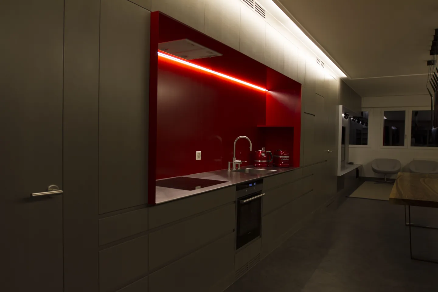 Cuisine sur-mesure avec crédence rouge laquée et éclairage LED intégré
