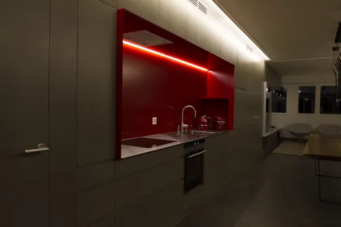 Cuisine sur-mesure avec crédence rouge laquée