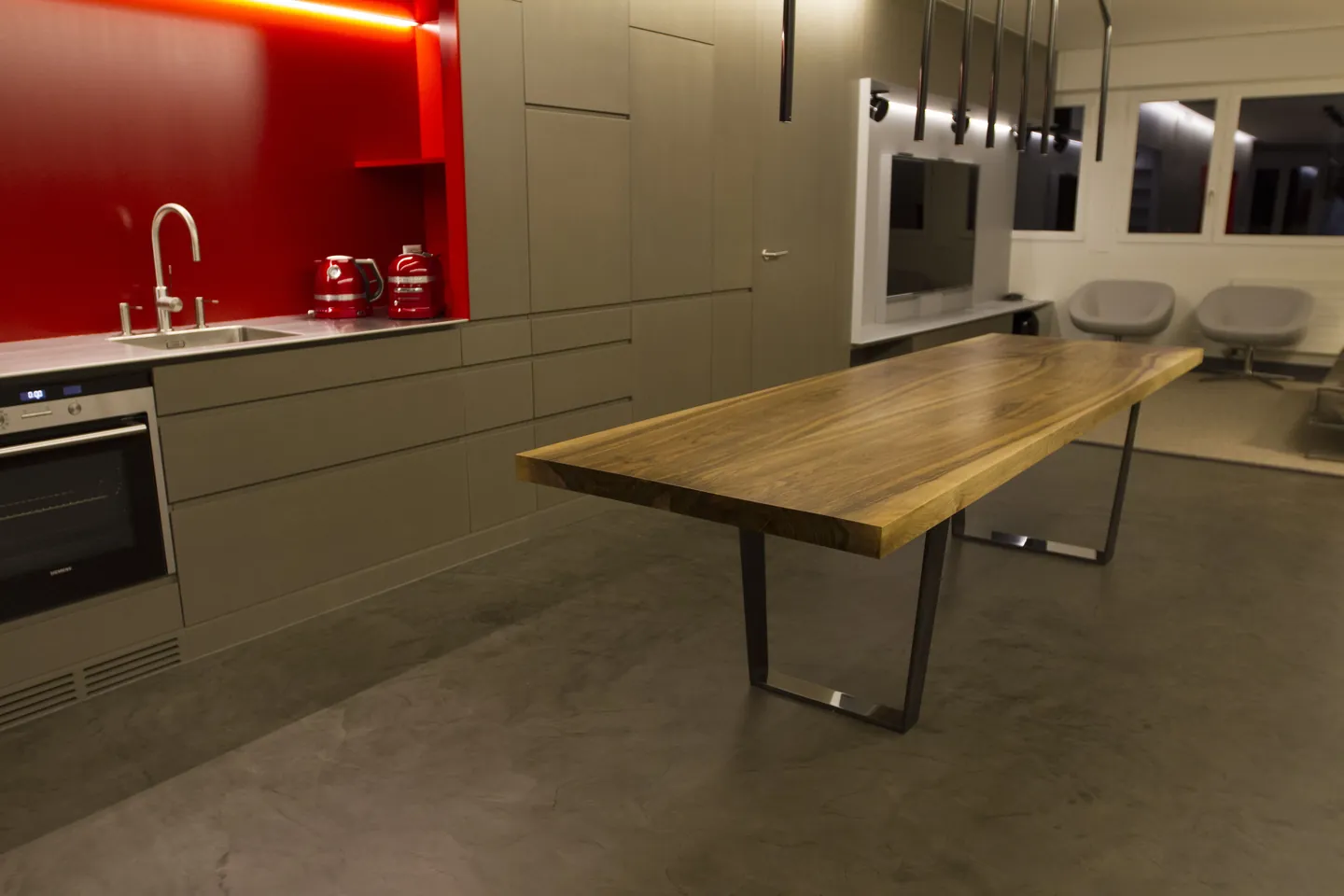 Cuisine sur-mesure et grande table à manger en bois massif