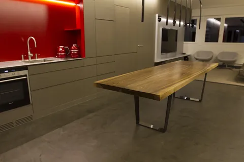 Cuisine sur-mesure et table en bois massif