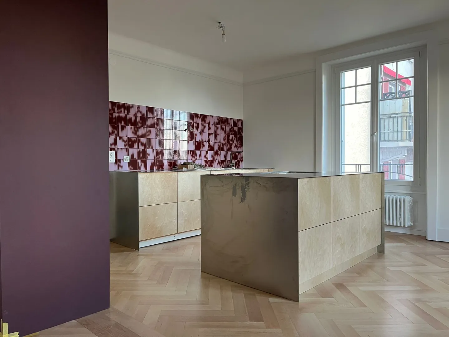 Îlot de cuisine sur-mesure dans un appartement, parquet à chevrons