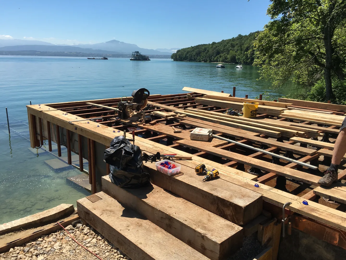 Structure en bois d’un ponton au bord du lac Léman
