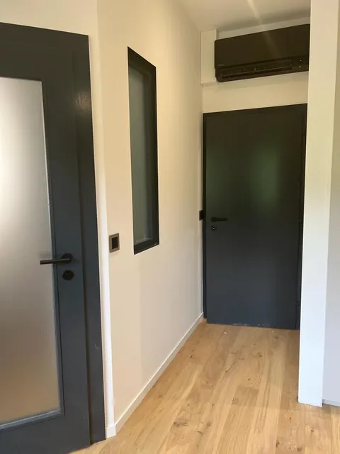 Porte intérieure sur-mesure et parquet en chêne
