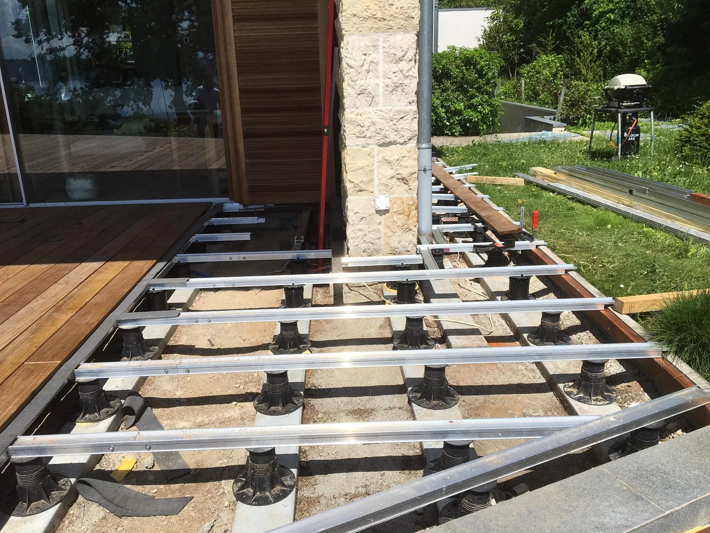 Structure de terrasse sur plots avant la pose des lames