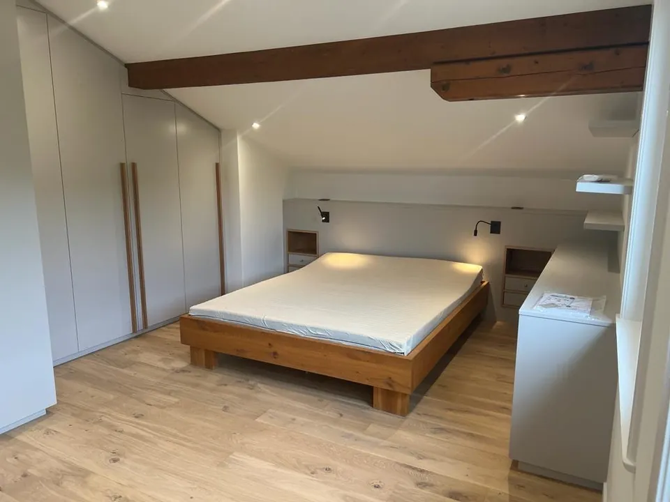 Chambre avec armoires intégrées et tête de lit sur-mesure