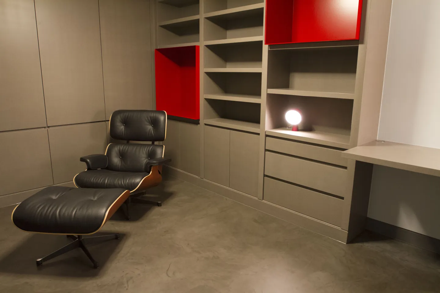 Bibliothèque et bureau sur-mesure avec niches éclairées