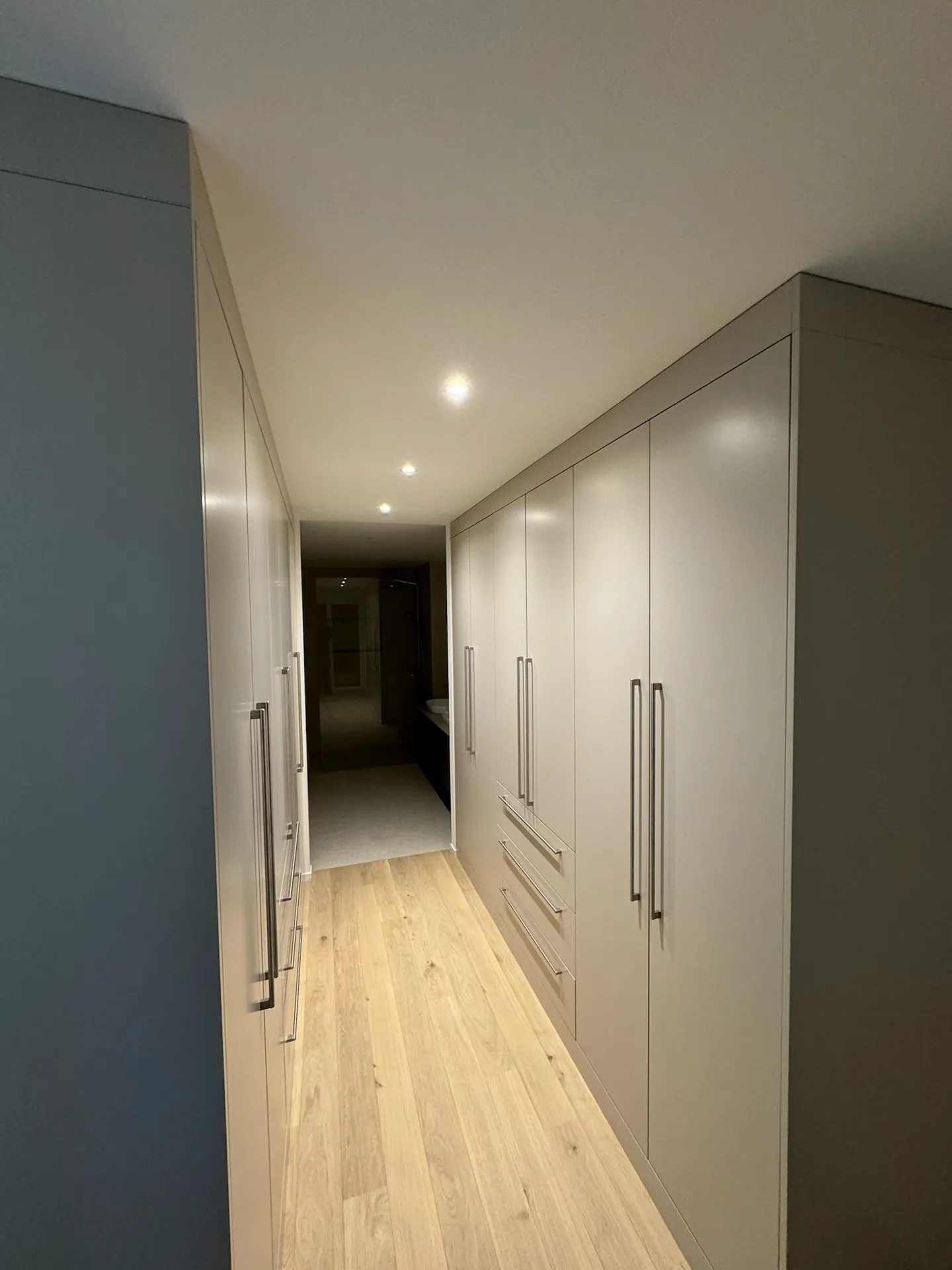 Couloir avec armoires encastrées toute hauteur