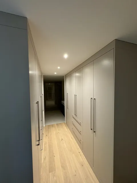 Couloir avec armoires encastrées toute hauteur